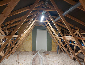 Zateplení stropů strojoven pomocí foukané izolace